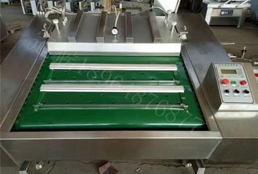 Vacuum packaging machine