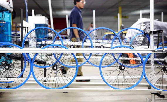 一輛共享單車的“誕生”：最快32秒完成組裝