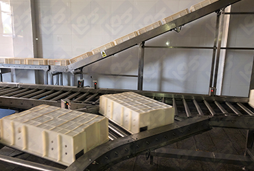 Roller parallel confluence conveyor