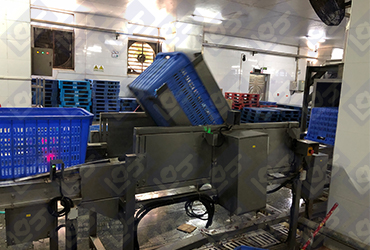 Automatic basket turning machine