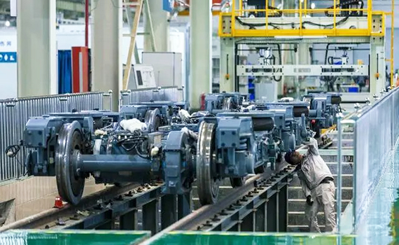 國內首例 成都軌道裝備智慧工廠跨平臺車輛轉向架檢修生產線正式建成投產