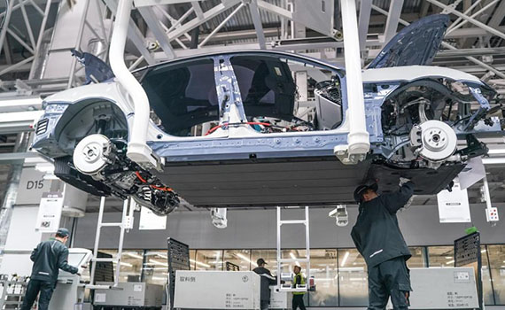 小米SU7火了，探訪小米汽車生產線