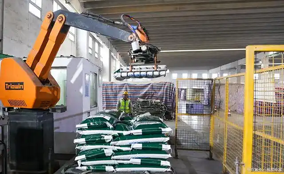 自動化立體倉庫中，除了碼垛機還有哪些設備可以提高效率？