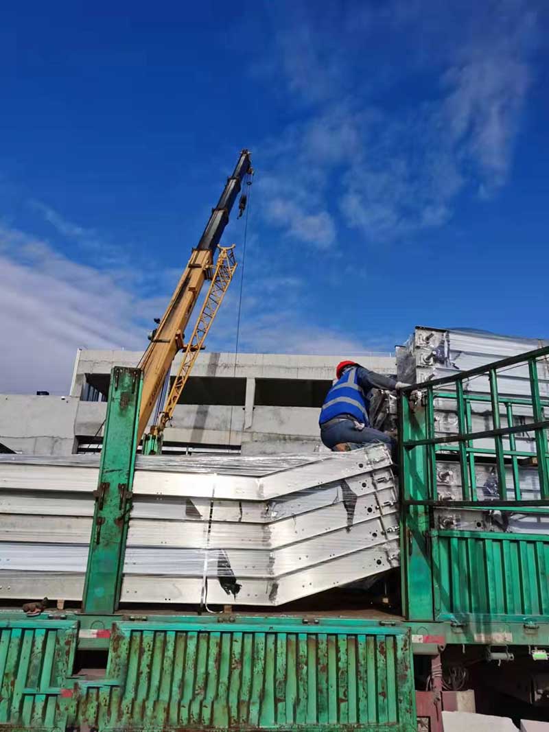 1635492478745438.jpg 冠猴卸貨.jpg